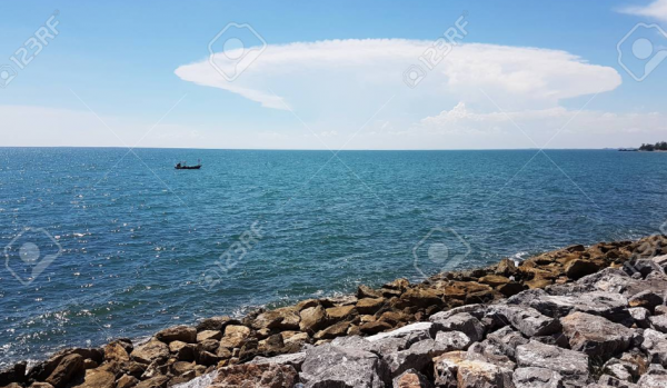 Batu Alam dengan Pemandangan Laut